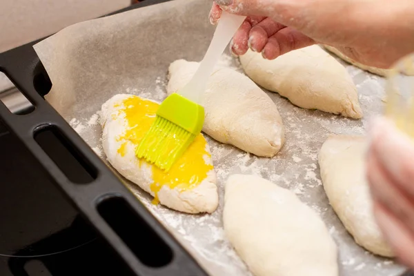 Kadın turta ve yumurta sarısı pişiriyor. — Stok fotoğraf