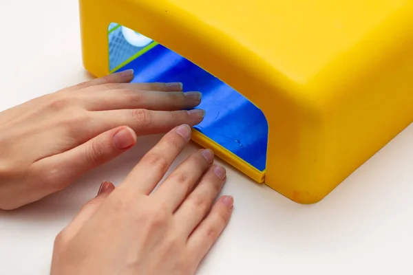Processo de manicure em lâmpada UV, mão das mulheres — Fotografia de Stock