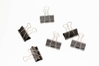 Beyaz arka rogrund üzerine çeşitli klasör klipsleri