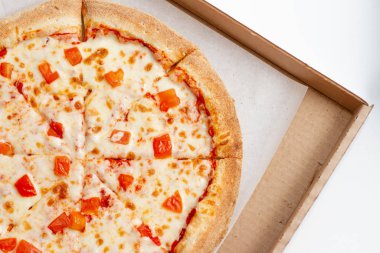 Margarita pizza köşesi karton kutuda ve beyaz arka planda.