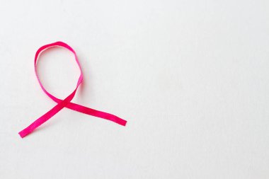 Beyaz arka planda pembe kurdele göğüs kanseri. Göğüs kanseri farkındalığının sembolü..