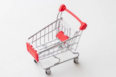 Beyaz arka plan üzerinde izole boş mini alışveriş sepeti