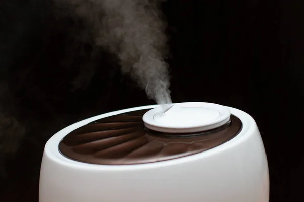 Humidificador en la casa sobre fondo negro — Foto de Stock