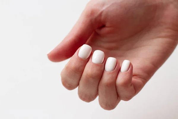 Mani femminili con una bella manicure smalto gel — Foto Stock