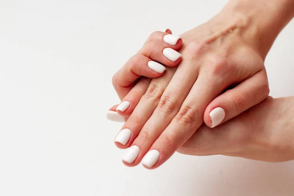 Manos femeninas suaves con una hermosa manicura gel pulido — Foto de Stock