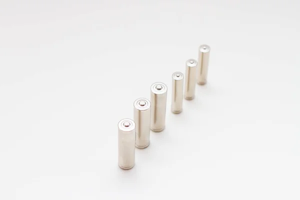 Contente das baterias de acumulador AA em um contexto branco — Fotografia de Stock