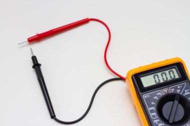 Akım ölçmek için çoklu metre aleti. Elektronik ölçüm aracı