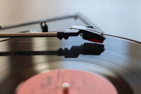 Vinylový přehrávač a otočný headshell zblízka — Stock fotografie