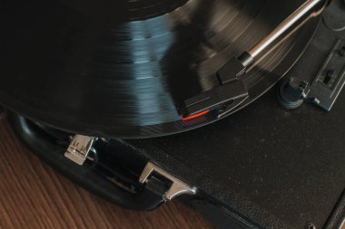 Modern taşınabilir bir pikapta vinil plak.