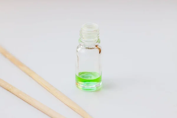 Aceite de aroma verde para aromaterapia en una botella de vidrio — Foto de Stock