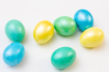 Beyaz arka planda parlak paskalya yumurtaları, üst manzara