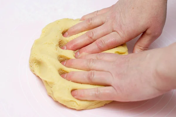 Woman Przygotowuje Ciasto Pieczenia Rękami Kuchni — Zdjęcie stockowe