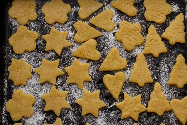 Galletas Hechas Masa Forma Corazones Estrellas Una Bandeja Negra Para —  Fotos de Stock