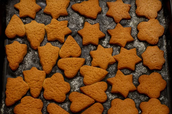 ベーキングシート上の異なる形状のクッキーを焼き — ストック写真