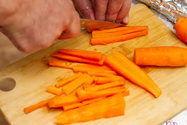 Человек Режет Морковку Доске — стоковое фото
