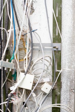 Elektrik ve kablolarla güvenli iletişim kabini