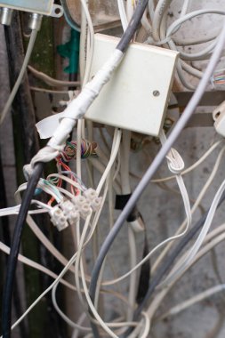 Elektrik ve kablolu bir telekomünikasyon dolabı.