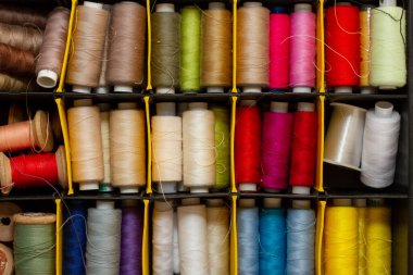Dikiş dikmek için farklı iplikler