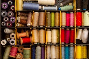 Dikiş ve dikiş işi için çok renkli iplikler.