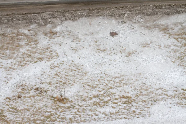 春田上的脏雪 — 图库照片