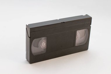 Beyaz arkaplandaki Vhs biçimindeki video kartuşu