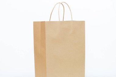 Kahverengi kağıt torbası beyaz arka planda izole edilmiş. Geri dönüştürülmüş kağıt alışveriş torbası, bilgilendirilmiş tüketim