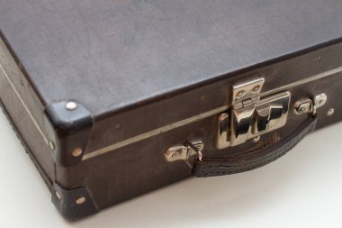 Beyaz arka planda klasik siyah retro çanta.