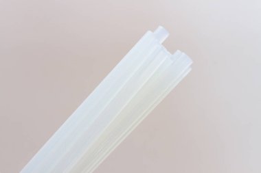 Beyaz arka planda silikon çubuklar yapıştırıcı tabancası