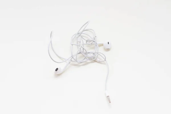 Białe Słuchawki Przewodowe Splątanymi Przewodami — Zdjęcie stockowe