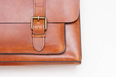 Deri bir evrak çantasının yakın çekimi.