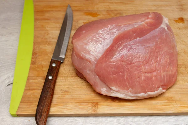 Morceau Cru Viande Porc Sur Une Planche Découper Avec Couteau — Photo