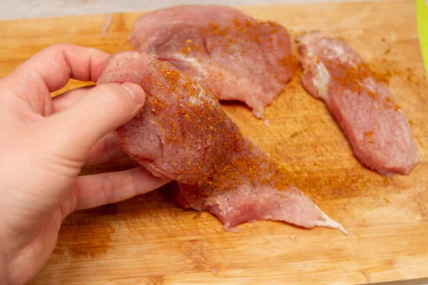 Homme Cuisine Viande Fraîche Avec Ses Mains — Photo