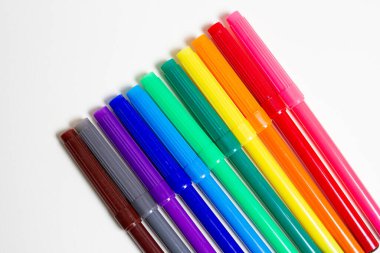 Çizim için çok renkli işaretler ve beyaz arkaplanda çocukların yaratıcılığı.