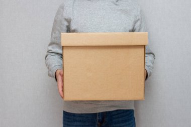 Karton kutu taşıyan kurye, yakın plan.