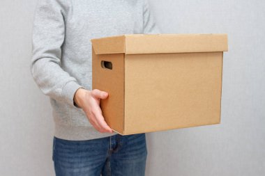 Teslimatçı, boş kutuyu içeride tut.