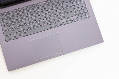 Beyaz arka planda gri bir laptop. Üst görünüm