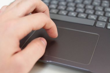 Laptop dokunmatik bilgisayarının parmaklarını kapat