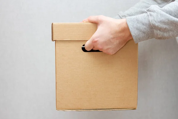 Homem Tem Uma Caixa Papelão Mãos Mensageiro Com Uma Parcela — Fotografia de Stock