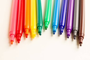 Çeşitli Renkler İşaretleyici Kalemleri Beyazda İzole Edildi