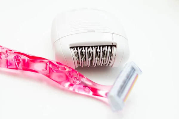 Set for hair removal. Depilation concept. Pink razor and electric epilator. Selective focus — Stock Photo, Image