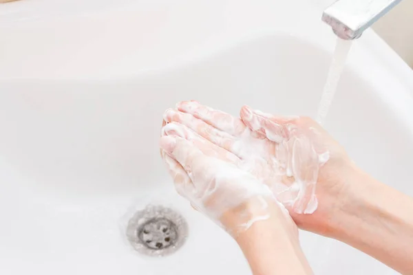 Mujer Lavándose Las Manos Baño — Foto de Stock