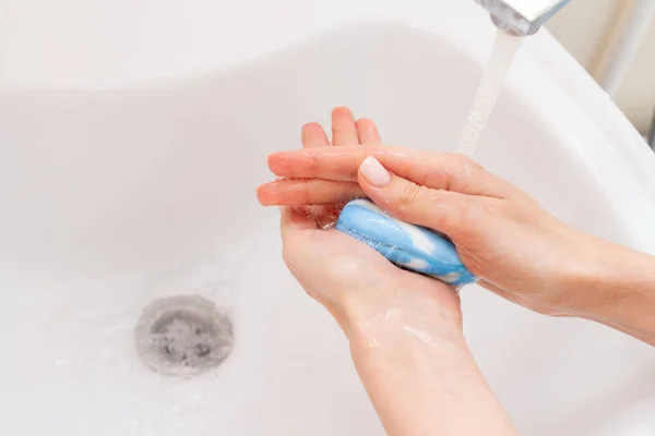 Lavarse Las Manos Frotándose Con Jabón Azul Concepto Higiene Coronavirus — Foto de Stock