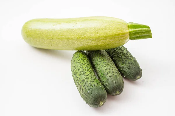 Färska Grönsaker Zucchini Och Gurkor Vit Bakgrund — Stockfoto
