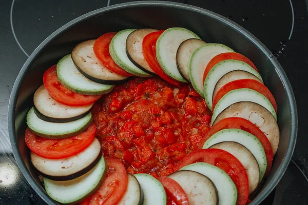 ストーブの上でフライパンにラタトゥイユを作るための野菜 — ストック写真