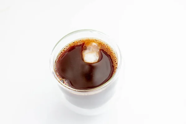 Café Una Taza Vidrio Con Cubo Hielo Sobre Fondo Blanco — Foto de Stock