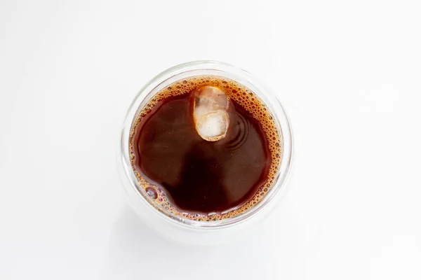 Kawa Szklanym Kubku Piankowymi Bąbelkami Białym Tle — Zdjęcie stockowe