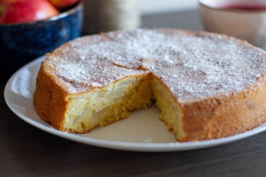 Masadaki beyaz tabakta ev yapımı elmalı turta, kapat.