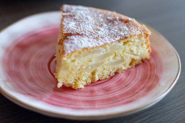 Pembe bir tabakta taze pişmiş elmalı turta..