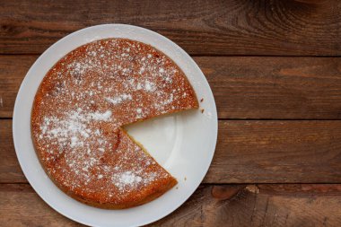 Ahşap zemin üzerinde ev yapımı Elmalı Turtalar, üst görünüm, kopyalama alanı.