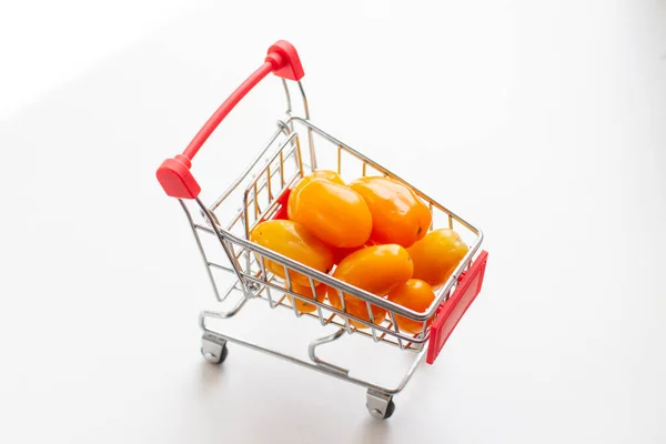 Tomates Cherry Naranja Carrito Compras Juguete Sobre Fondo Blanco — Foto de Stock